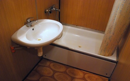 Paneláková koupelna nemusí být umakartová