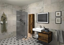 Koupelna s velkým sprchovým prostorem za skleněnou stěnou, umyvadlem na dřevěné skříňce a výraznou černobílou dlažbou