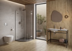 Prostorná koupelna s rohovým sprchovým koutem, dřevěnou stěnou, designovým nepravidelným zrcadlem a konzolovým umyvadlem na černém rámu; závěsné WC