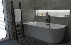 Rohová vana v tmavě šedé koupelně, dlouhá podsvícená nika ve stěně a černé doplňky včetně žebříku na ručníky