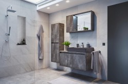 Minimalistická koupelna s velkoformátovými šedými obklady, závěsným nábytkem v mramorovém dekoru, tmavě šedým umyvadlem a sprchou s nikou na kosmetiku