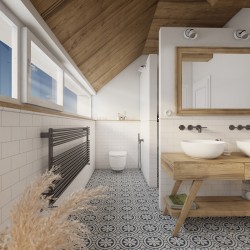 Podkrovní rustikální koupelna se šikmým dřevěným stropem, dvěma umyvadly na dřevěné konstrukci a vzorovanou dlažbou