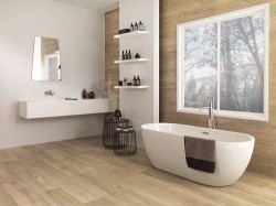 Minimalistická koupelna ve skandinávském stylu s volně stojící vanou, světlou podlahou, závěsným umyvadlem a otevřenými policemi s kosmetikou