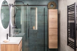 Skandinávská koupelna s walk-in sprchou, oválným zrcadlem, skříňkami v dřevodekoru a černým žebříkovým radiátorem