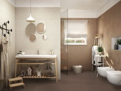 Vzdušná koupelna s mozaikovou stěnou, umyvadlem na jednoduché dřevěné konstrukci, skleněnou sprchovou zástěnou a závěsným WC a bidetem