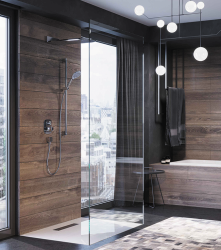 Walk-in sprcha u velkého okna s dřevodekorem na stěnách, černé prvky a závěsná svítidla ve stylu skleněných koulí