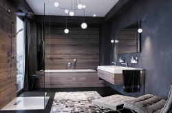 Prostorná koupelna v tmavých tónech s vanou v obkladu dřeva, walk-in sprchou se sklem a širokým zapuštěným umyvadlem
