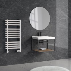 Minimalistický kout s šedým kamenodekorem, kulatým zrcadlem, bílým umyvadlem na kovové konstrukci a bílým žebříkovým radiátorem