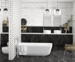 Kontrastní černobílá koupelna s volně stojící vanou, dvojicí umyvadel a kombinací bílého a černého mramorového obkladu