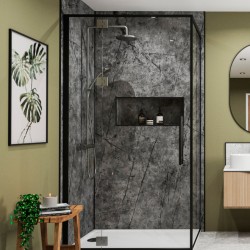 Moderní sprchový kout s černým rámem, tmavě šedým mramorovým obkladem a nikou na kosmetiku; vedle umyvadlová skříňka s oválným zrcadlem