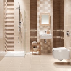 Světlá koupelna se sprchovým koutem, patchwork obkladem v béžovohnědých tónech, malým umyvadlem a závěsným WC