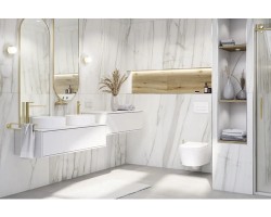 Luxusní bílá koupelna s velkoformátovým mramorem, zlatými bateriemi, dvěma umyvadly na závěsné skříňce a podsvícenou nikou z dřevodekoru