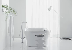 Bílá koupelna s volně stojící vanou, stojánkovou sprchovou baterií a a designovým okládacím stolkem