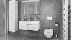 Moderní šedá koupelna s bílou závěsnou skříňkou a širokým umyvadlem, závěsným WC a velkým zrcadlem