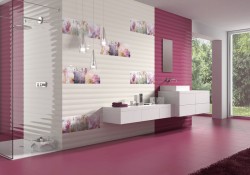 Moderní koupelna s vlnitým bílým a růžovým obkladem, květinovými dekory, závěsným koupelnovým nábytkem