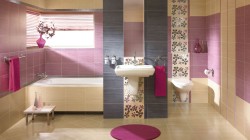 Koupelna s vestavnou vanou, umyvadlem na sloupu a závěsným WC; béžovo-růžové obklady doplněné květinovými dekor pásy