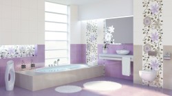 Světlá koupelna s vestavnou vanou, fialovorůžovým obkladem, květinovým panelem a umyvadlem na desce pod širokým zrcadlem