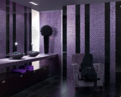 Designová koupelna s fialovou mozaikou a černými svislými pruhy, dvěma miskovými umyvadly na desce a křeslem v odpočinkové zóně