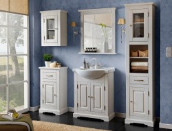 Bílý koupelnový nábytek s vitrínami, keramické umyvadlo a modrá tapeta s jemným vzorem