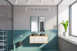 Minimalistická bílomodrá koupelna se dvěma zrcadly, dvojicí tmavých umyvadel na závěsné skříňce a dvoubarevným obkladem na stěnách