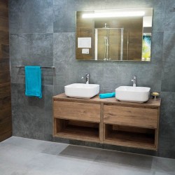 Koupelna s velkoformátovými obklady, dvěma umyvadly na skřínce v dřevodekoru