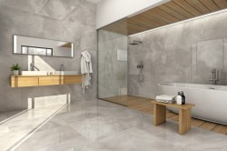 Světlá koupelna s lesklým mramorovým dekorem, walk-in sprchou, volně stojící vanou a závěsnou dřevěnou skříňkou se dvěma umyvadly