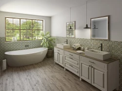 Prostorná venkovská koupelna s volně stojící vanou u okna, obklady s mozaikou, bílým nábytkem se dvěma umyvadly a závěsnými světly nad skříňkou