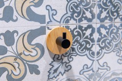 HOPA - Věšák na stěnu na nalepení 3M, kov (černá barva), bambus (KD02091763)