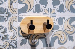 HOPA - Věšák na stěnu na nalepení 3M, kov (černá barva), bambus (KD02091764)